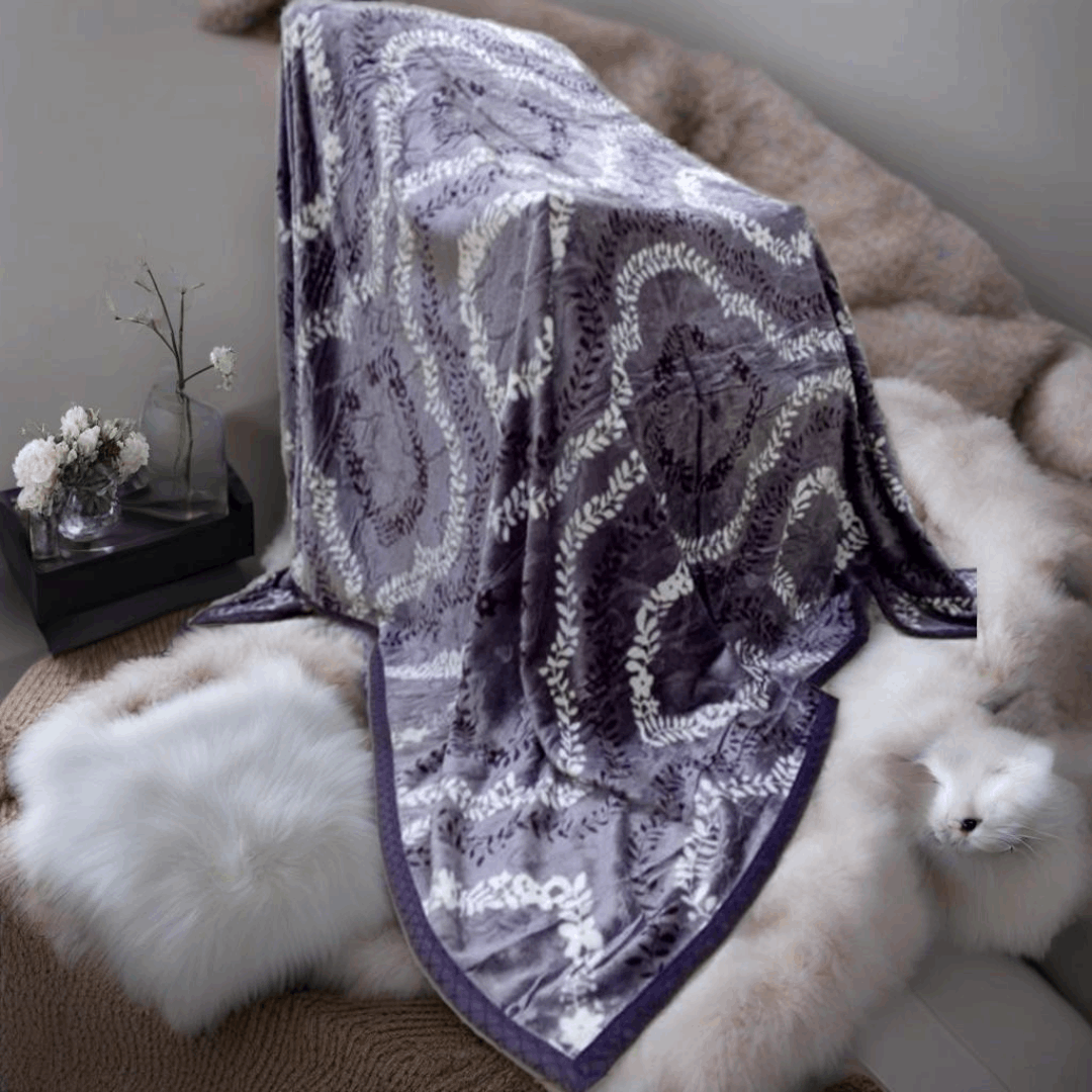 Elegant Patterned Fleece Blanket – Stylish and Cozy Accent